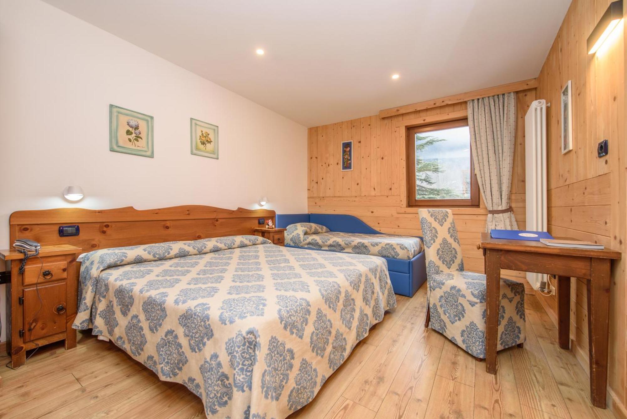 Hotel Des Roses Antey-Saint-André المظهر الخارجي الصورة