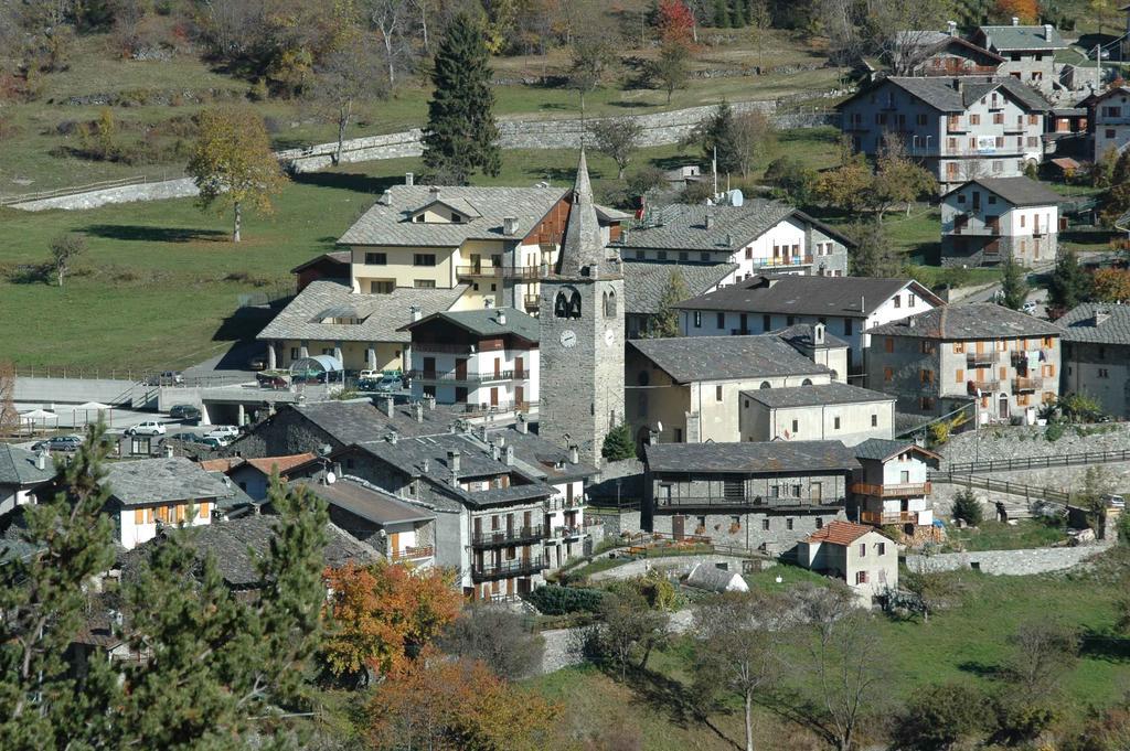 Hotel Des Roses Antey-Saint-André المظهر الخارجي الصورة