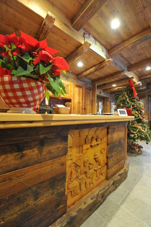 Hotel Des Roses Antey-Saint-André المظهر الخارجي الصورة