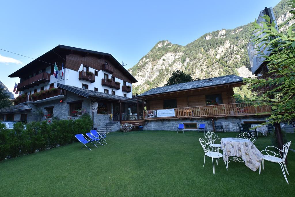 Hotel Des Roses Antey-Saint-André المظهر الخارجي الصورة