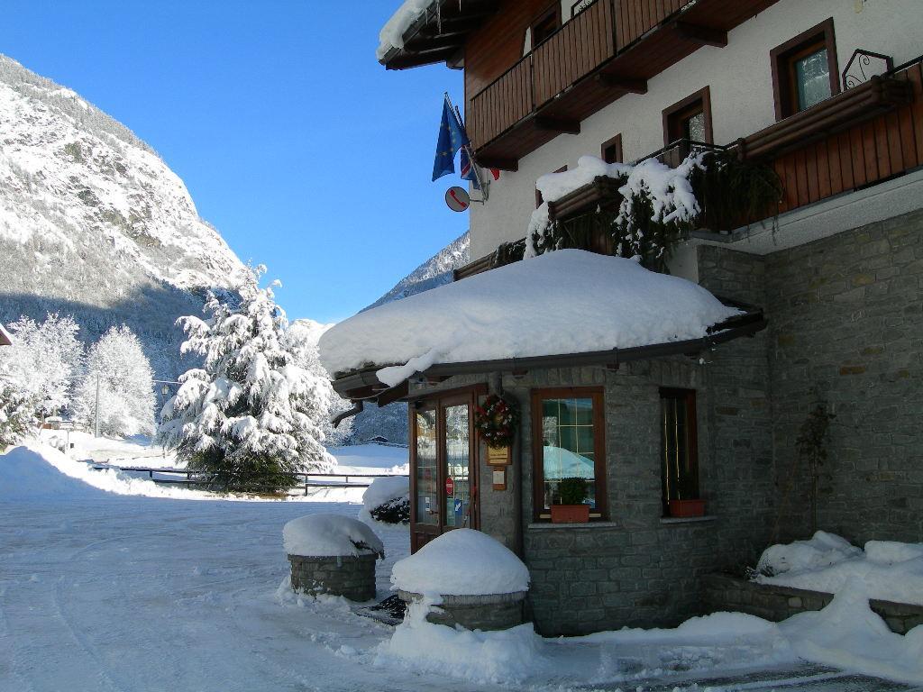Hotel Des Roses Antey-Saint-André المظهر الخارجي الصورة