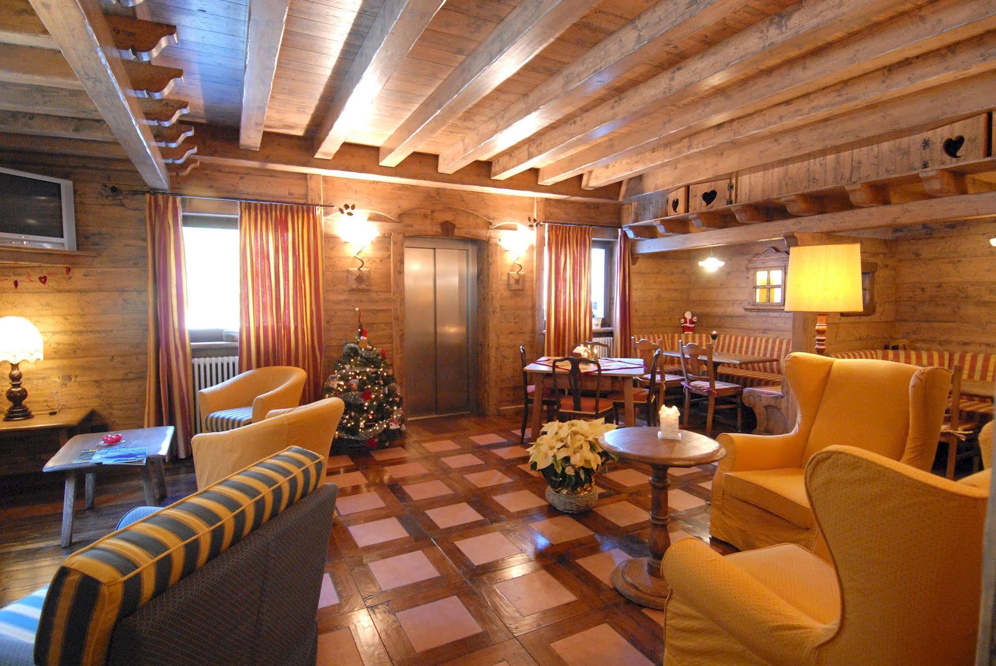 Hotel Des Roses Antey-Saint-André المظهر الخارجي الصورة